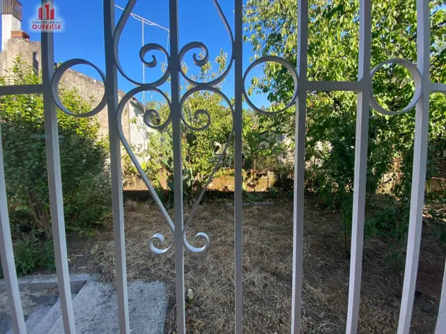 SE VENDE CASA SITUADA EN LA ZONA DE ALONGOS — 21