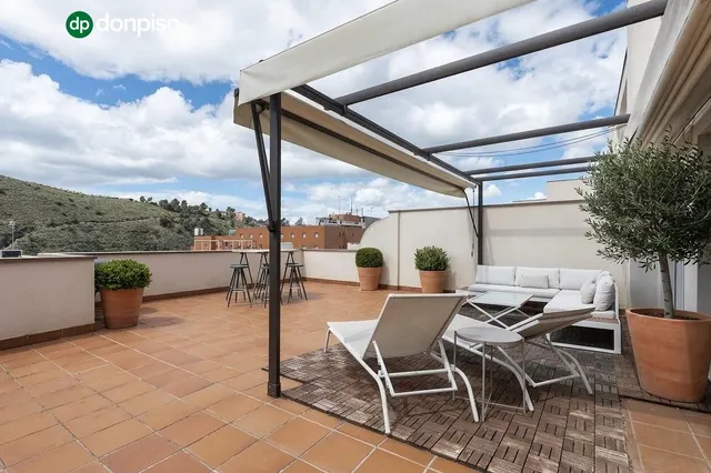 Adosada en el nuevo acceso a la Alhambra — 7