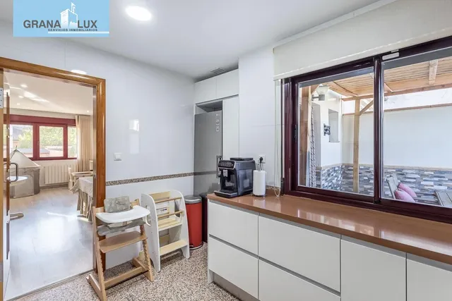 Amplia casa de 182 m2 con patio, gran sótano y a menos de 5 minutos del metro — 8