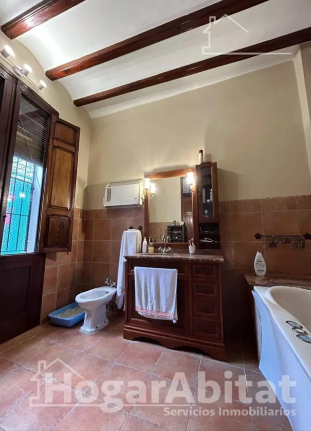 Tradición y calidez mediterránea en esta emblemática casa de pueblo reformada con chimenea, patio — 8