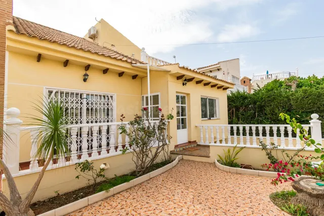 Chalet independiente a la venta en Playa Flamenca - foto 4