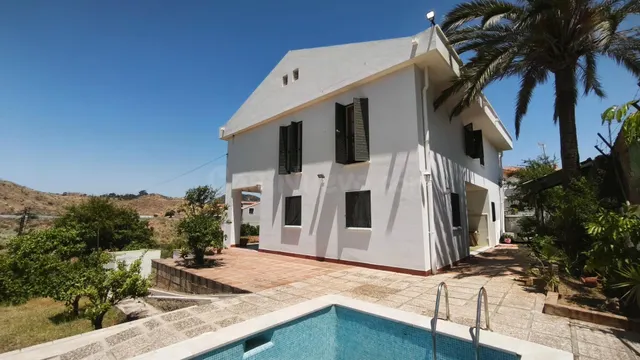 Chalet en Puerto Sol con 800m2 de parcela y piscina privada