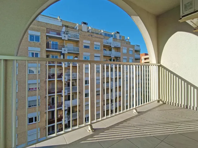 Excelente vivienda en pleno centro de la ciudad, amplitud y luminosidad asegurada ! — 2