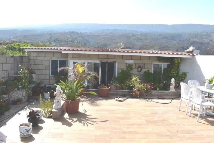 Fasnia. Casa 2 habitaciones,  2 baños, terraza vistas mas  terreno 700m2 y aljbe