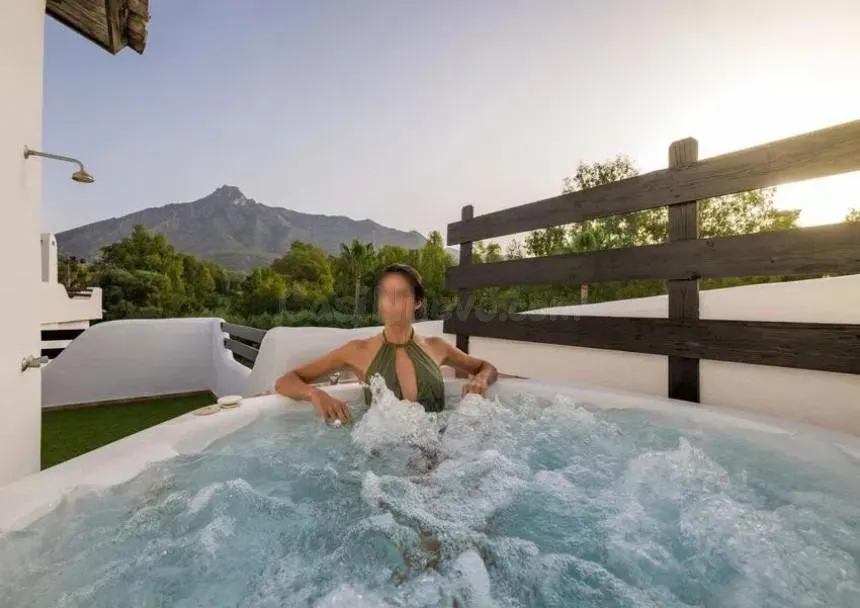 Chalet adosado en la Milla de Oro de Marbella — panorámica de La Concha