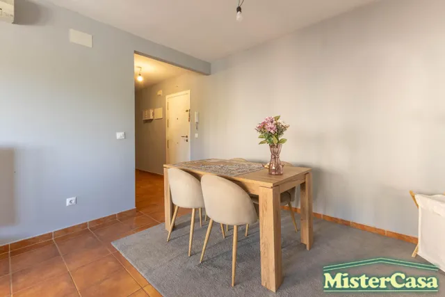 EXCLUSIVA. Piso zona sur VPO . 3 dormitorios , 2 baños , terraza . Plaza de garaje y trastero . — 7