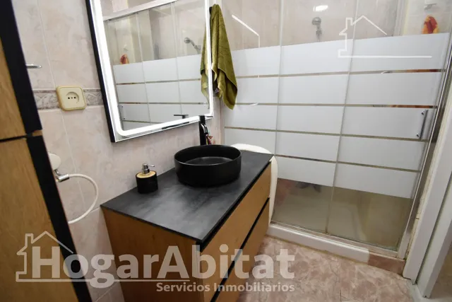Alto, precioso y semireformado con balcón y ascensor, cerca del tranvia — 27