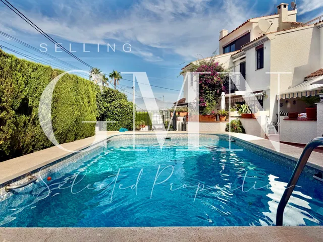 EXCELENTE VILLA EN ESQUINA EN ALBIR | MÁS PRIVACIDAD, LUZ Y GRAN POTENCIAL — 8