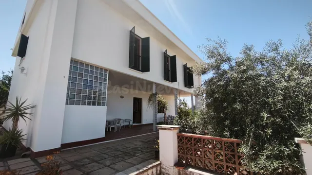 Chalet en Puerto Sol con 800m2 de parcela y piscina privada - foto 2
