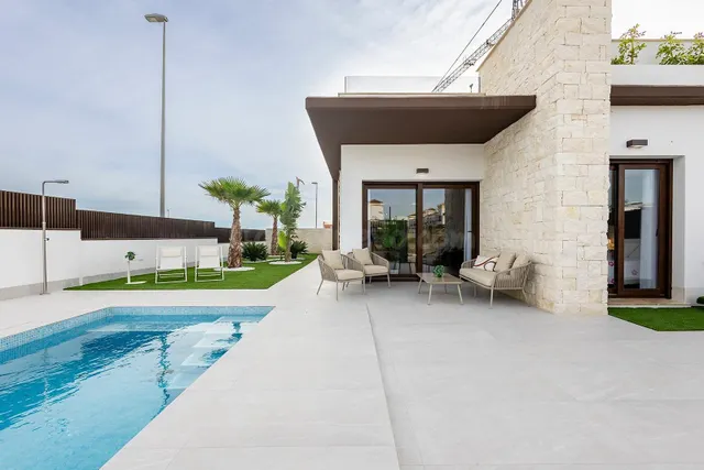 VILLA CON PISCINA PRIVADA EN LA FINCA GOLF