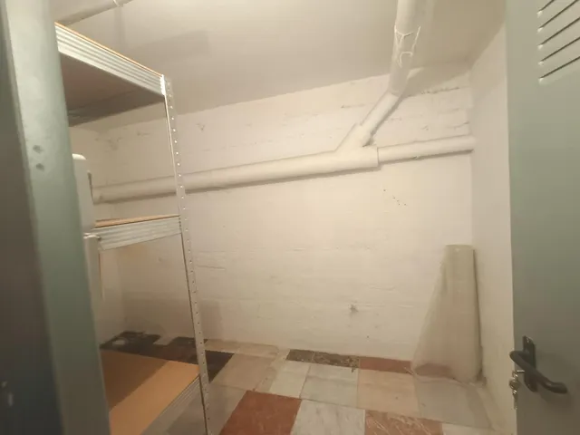 Garaje para coche pequeño + trastero de 9,30 m2 en San Basil