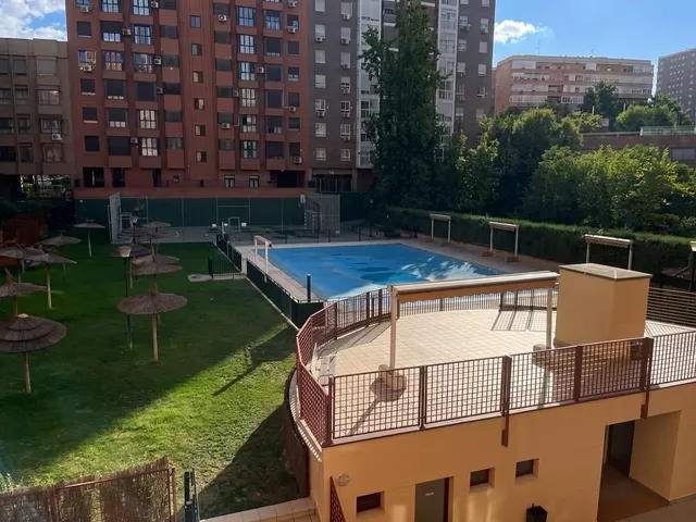 Piso exterior con piscina y muy luminoso en calle Querol,8 — 9