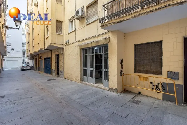 Estos dos grandes locales en pleno centro de Granada ofrecen una oportunidad única para tu negocio. — 2