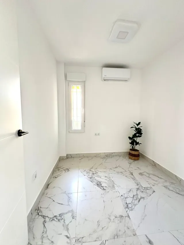 ☀️ ¡TU NUEVO HOGAR JUNTO AL MAR! 3 DORMITORIOS + REFORMA RECIENTE + ENTRADA PRIVADA — 12