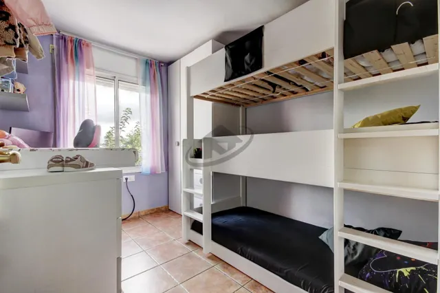VIVIENDA EN FINCA SEMINUEVA CON PISCINA. AMPLIO BALCÓN Y VISTAS DESPEJADAS. — 23