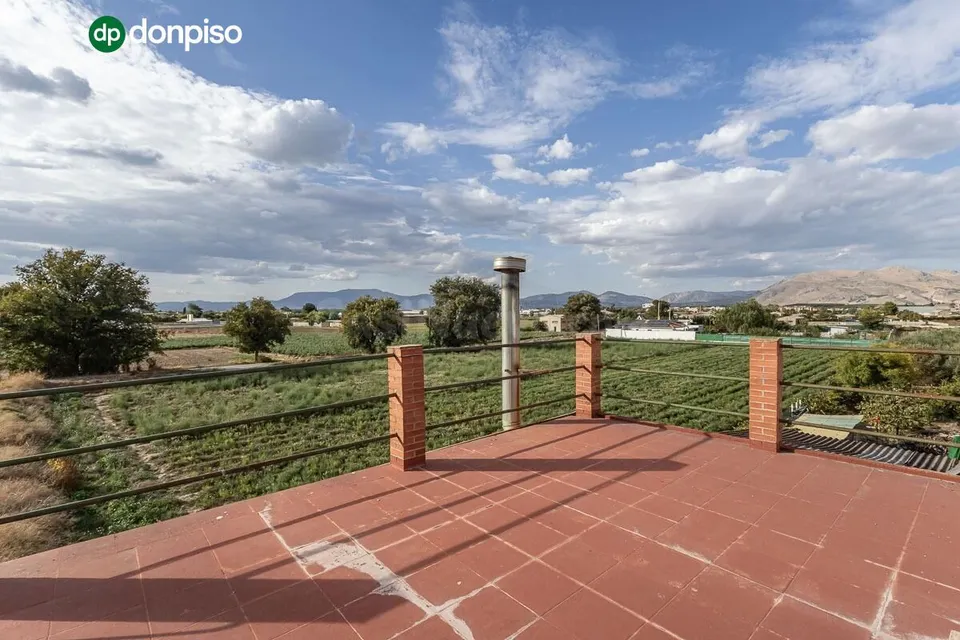 Cortijo con casa de 117 m2 y terreno de 2.312 m2 en Santa Fe