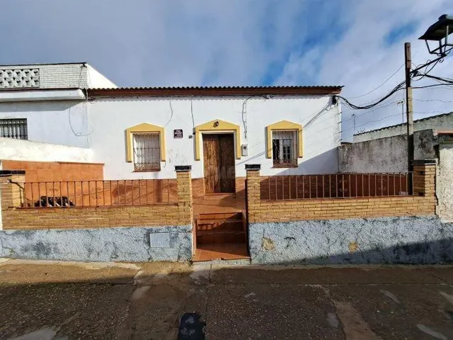 SE VENDE casa adosada OKUPA en C Tahona Fleming 13 de CalaÑ± - foto 3