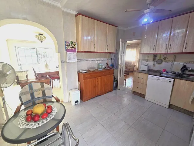 Amplia villa (aprox. 98 m2 + terrazas y garaje) con 3 dormitorios, 2 baños y gran piscina comunitaria. Cerca de colegios y comercios, y a solo 1,5 km de las playas de Punta Prima. — 21