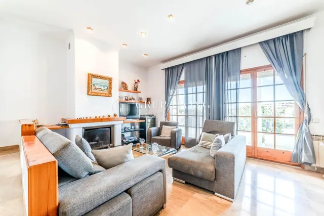 ELEGANTE CASA ESQUINERA DE ESTILO INGLÉS CON VISTAS AL MAR — 7