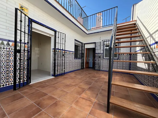 CASA CON PATIO Y AZOTEA, 5 habitaciones, 3WC EN AVENIDA ESPA - foto 3