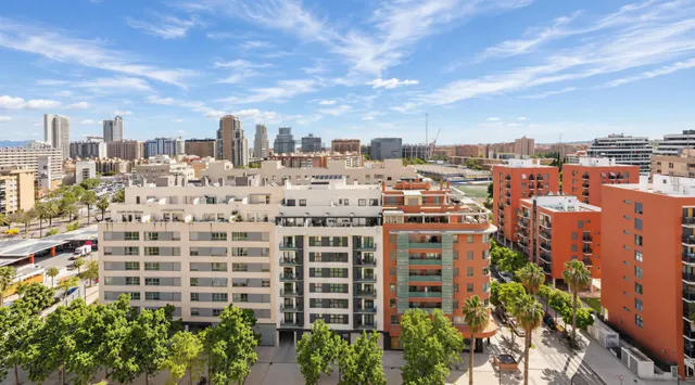 Planta 12, cuatro dormitorios y una terraza donde Valencia baja el volumen.!! — 4