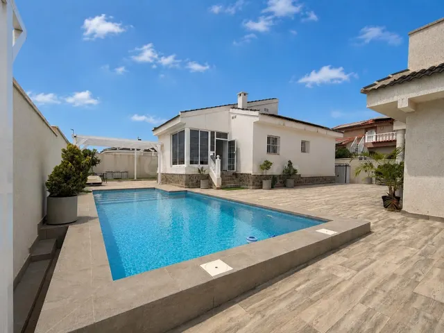 Exclusiva villa independiente con casa de invitados en Ciuda - foto 2