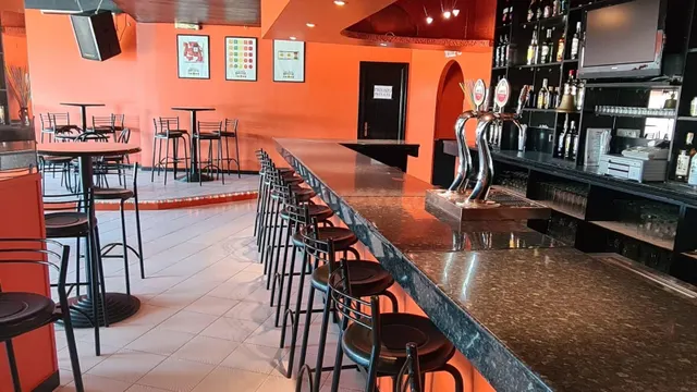 Complejo comercial de 664 m2 con cuatro locales y gran terra - foto 5