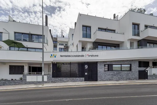 Estudio de reciente construcción con piscina, garaje y zonas comunes en Granada — 2