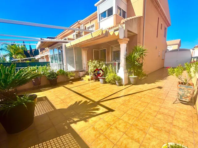Chalet pareado esquinero con garaje y acceso directo a pisci