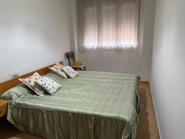 Se vende apartamento en Valencia de Don Juan, amueblado, cocina americana, terraza, 2 amplias habitaciones, baño, 3º sin ascensor. — 8