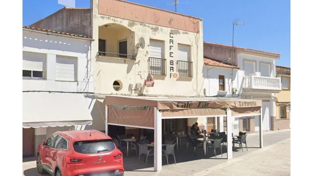 Edificio con negocio de hostelería y amplia vivienda en el c