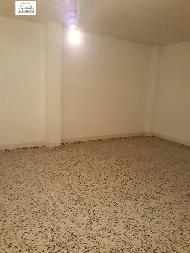 SE VENDE LOCAL — 7