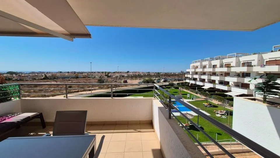 Apartamento con vistas despejadas en la exclusiva urbanización de terrazas de campoamor