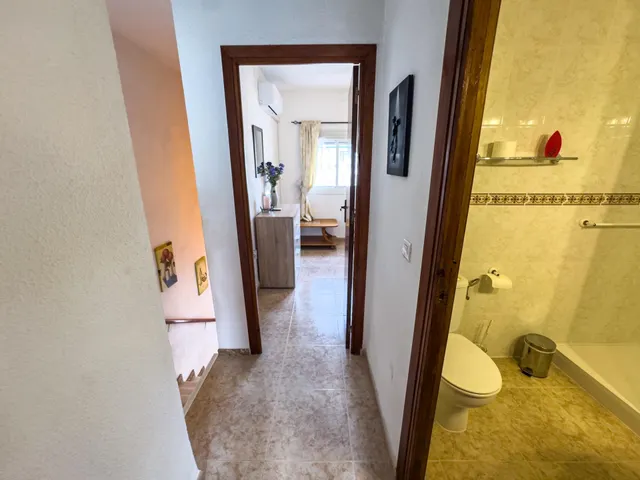 Encantador adosado de 2 plantas en Nueva Torrevieja — 2 dormitorios, 2 baños, gran patio y piscina comunitaria — 27
