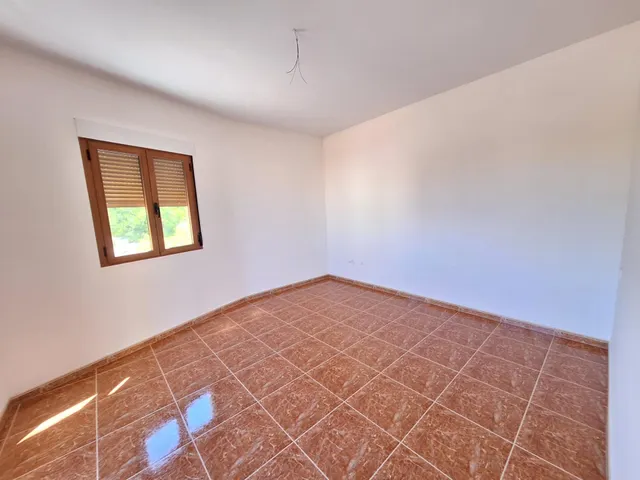 Oportunidad: Bungalow de esquina, a estrenar, en Pinoso | 4 dormitorios, 2 baños y garaje — 28