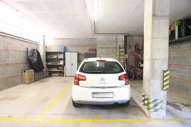Amplio piso de 4 habitaciones con terraza y plaza de parking en la zona del lago de Olesa de Montserrat — 34