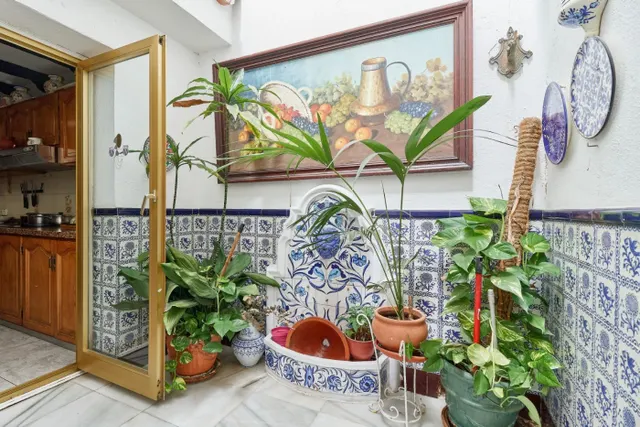 VENTA DE VILLA PAREADA EN EL CENTRO DE MARBELLA. 8 DORMITORIOS, JARDÍN CON PISCINA Y PARKING. — 16