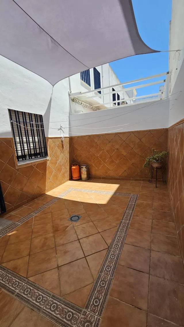 Casa adosada de 4 dormitorios con gran porche, patio y terraza en el centro de Chipiona — 13