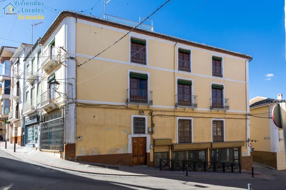 Espectacular edificio a 3 calles con vivienda y locales comerciales en pleno centro de Alhama de Gr