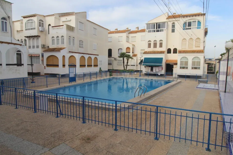 Estudio en residencial con piscina