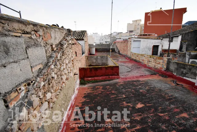 AMPLIA CASA CON TERRAZA PARA REFORMAR — 18