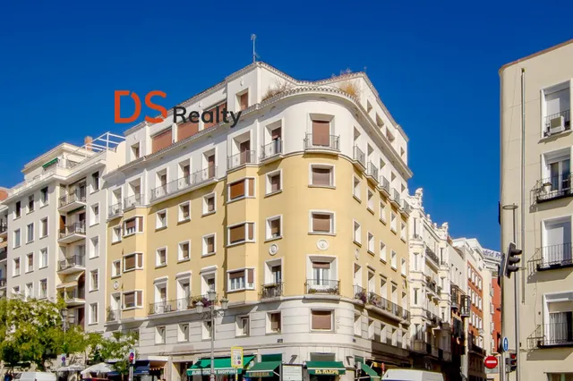 Ds realty presenta | vivienda exterior con tres balcones y terraza frente al templo de debod — 44