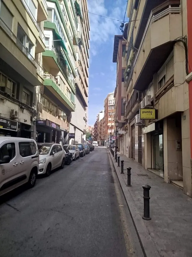 Oportunidad de Inversión: Parking en el Centro Tradicional de Alicante por solo €33,000 — 8