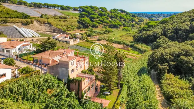 Casa independiente con piscina interior y jardín en venta en Calella — 27