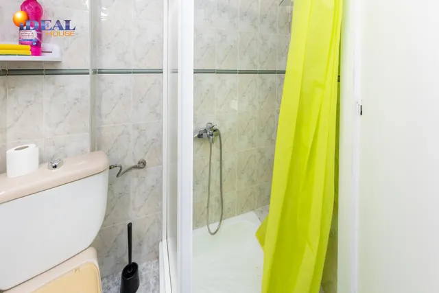 Venta de piso de 4 dormitorios y 2 baños en Granada (Zona Centro) — 22