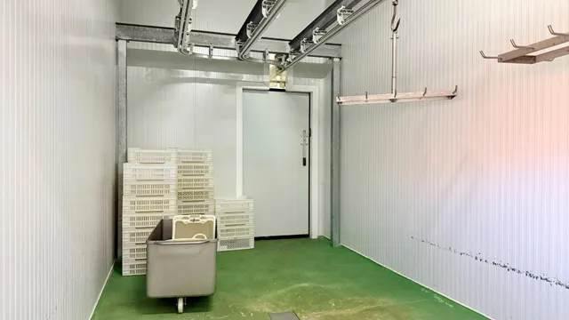 Tienda y fábrica de carne y embutidos en venta. Ref.2086 — 21