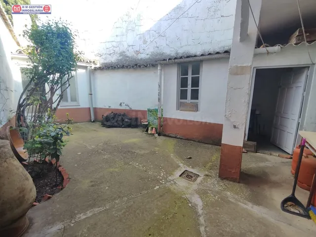 Casa junto a Biblioteca, de dos plantas con fachada de casi 