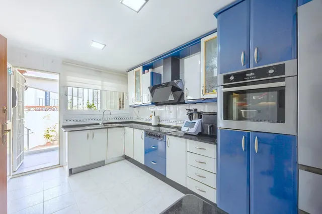 Gran casa unifamiliar con piscina privada, 4 dormitorios y semisótano. — 3