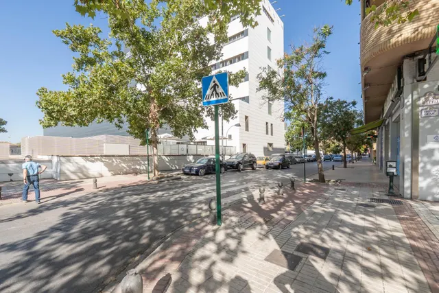 Plaza de garaje cerrado con estanterías en parque Genil cerca de Hospital La Inmaculada — 28