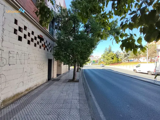 Local en bruto totalmente diafano con un amplio patio ideal para cualquier tipo de negocio — 13